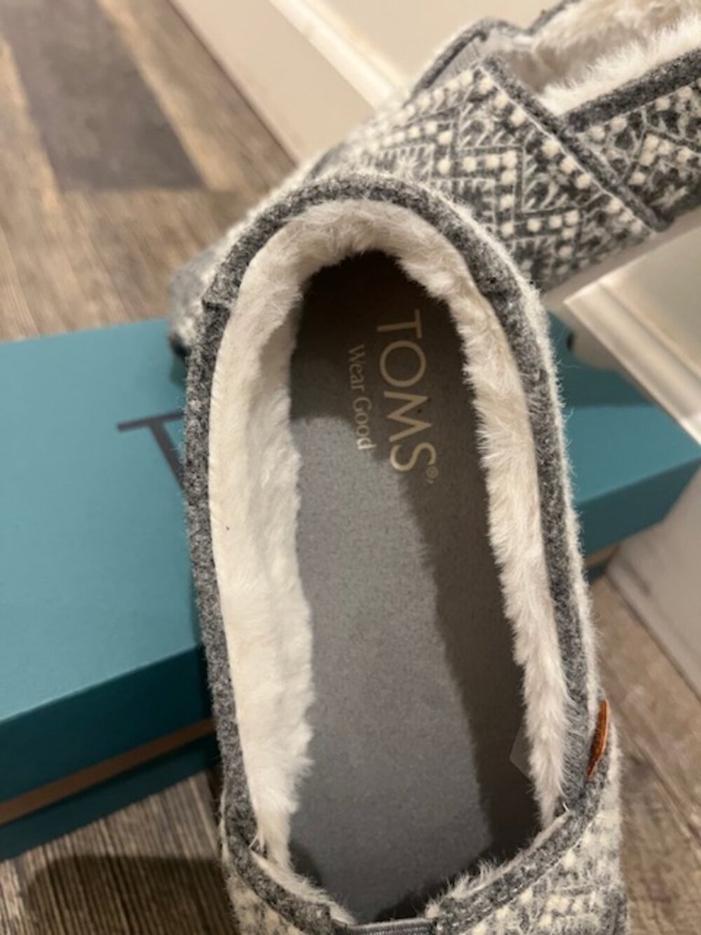 TOMS size 8.5 Felted Apargata Classic with Embroidery - Picture 4 of 8